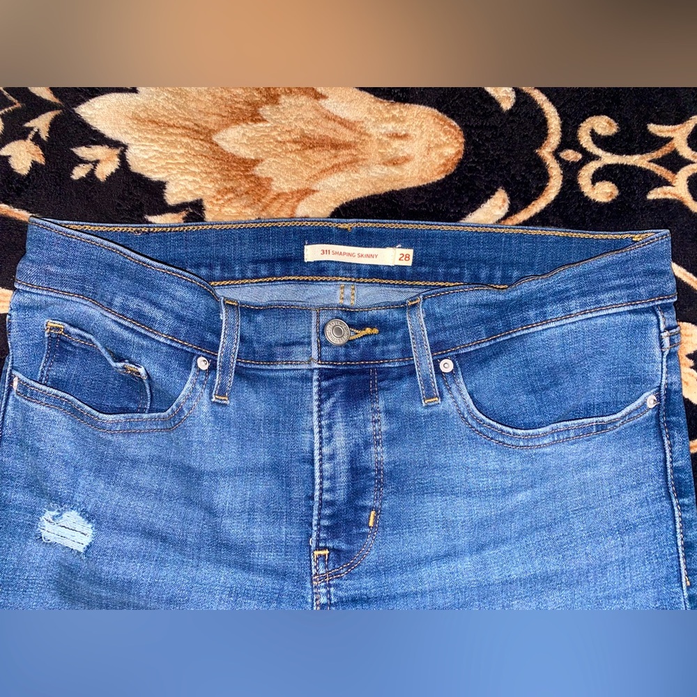 🌺 Levi’s 311 shaping skinny mid-rise jeans.